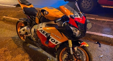 Motociclista de 19 anos colide veículo de 1000cc contra poste de iluminação pública em Patos de Minas Motociclista de 19 anos colide veículo de 1000cc contra poste de iluminação pública em Patos de Minas