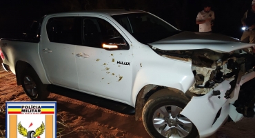 Motorista é surpreendido por bovino e não consegue evitar acidente na LMG-726 em Presidente Olegário Motorista é surpreendido por bovino e não consegue evitar acidente na LMG-726 em Presidente Olegário