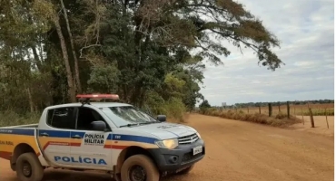 Bandidos fogem levando dinheiro e armas após invadirem fazenda e amarrar casal em cama Bandidos fogem levando dinheiro e armas após invadirem fazenda e amarrar casal em cama