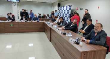 Mesmo com protesto: vereadores de Patos de Minas derrubam veto do prefeito e reajustam os próprios salários em 25,23% Mesmo com protesto: vereadores de Patos de Minas derrubam veto do prefeito e reajustam os próprios salários em 25,23%