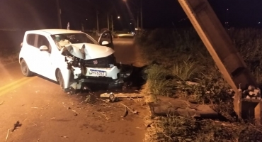 Outra vez: Motorista bate carro em poste na Avenida Afonso Queiroz em Patos de Minas Outra vez: Motorista bate carro em poste na Avenida Afonso Queiroz em Patos de Minas