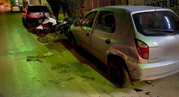 Condutora se distrai com celular e atinge veículos estacionados em Patos de Minas Condutora se distrai com celular e atinge veículos estacionados em Patos de Minas