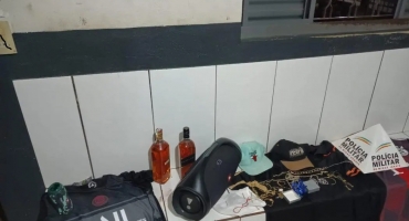 Indivíduo invade casas, furta objetos, mas acaba detido pela Polícia Militar Indivíduo invade casas, furta objetos, mas acaba detido pela Polícia Militar