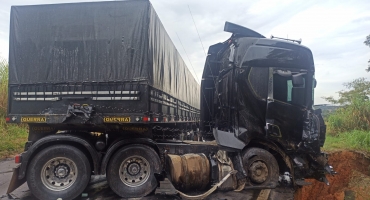 Acidente envolvendo duas carretas na BR-365 interdita o transito na rodovia por várias horas Acidente envolvendo duas carretas na BR-365 interdita o transito na rodovia por várias horas
