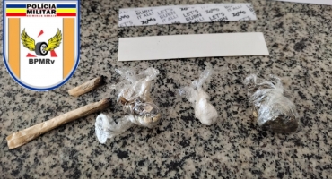 Condutora de 24 anos é encaminhada para a delegacia de Lagoa Formosa após ser flagrada com maconha e cocaína dentro de automóvel Condutora de 24 anos é encaminhada para a delegacia de Lagoa Formosa após ser flagrada com maconha e cocaína dentro de automóvel