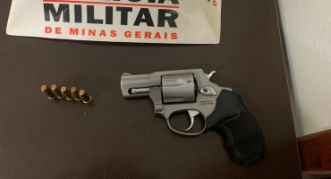 Polícia Militar de Presidente Olegário apreende arma de fogo e encaminha três indivíduos para a delegacia Polícia Militar de Presidente Olegário apreende arma de fogo e encaminha três indivíduos para a delegacia
