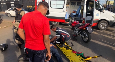 Acidente entre motocicleta e automóvel deixa duas pessoas feridas em Patos de Minas Acidente entre motocicleta e automóvel deixa duas pessoas feridas em Patos de Minas