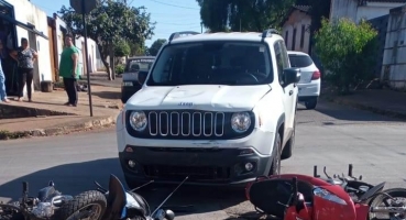 Condutora avança parada obrigatória e bate em motos no Bairro Alvorada em Patos de Minas Condutora avança parada obrigatória e bate em motos no Bairro Alvorada em Patos de Minas