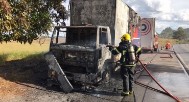 Caminhão baú incendeia na BR-365 entre Patos de Minas e Varjão Caminhão baú incendeia na BR-365 entre Patos de Minas e Varjão