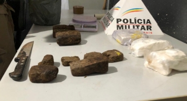 Polícia Militar de Patos de Minas localiza maconha e cocaína dentro de barril enterrado em mata no Bairro Planalto Polícia Militar de Patos de Minas localiza maconha e cocaína dentro de barril enterrado em mata no Bairro Planalto