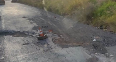 Motoristas reclamam de buracos na BR-365 em Patrocínio Motoristas reclamam de buracos na BR-365 em Patrocínio