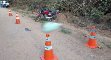 Jovem de 19 anos morre e adolescente fica gravemente ferido em colisão envolvendo duas motocicletas na região rural de Rio Paranaíba Jovem de 19 anos morre e adolescente fica gravemente ferido em colisão envolvendo duas motocicletas na região rural de Rio Paranaíba