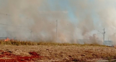 Corpo de Bombeiros combate incêndio no Bairro Planalto em Patos de Minas Corpo de Bombeiros combate incêndio no Bairro Planalto em Patos de Minas