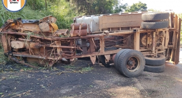 Caminhoneiro pula de veículo em movimento na MGC-354 após falha no sistema de freios Caminhoneiro pula de veículo em movimento na MGC-354 após falha no sistema de freios