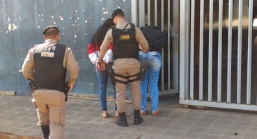 PM encaminha para a delegacia duas mulheres e um homem que teriam ajudado atirador que feriu 6 pessoas em boate de Patos de Minas a fugir PM encaminha para a delegacia duas mulheres e um homem que teriam ajudado atirador que feriu 6 pessoas em boate de Patos de Minas a fugir