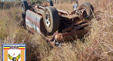 Motorista de 74 anos que seguia de Carmo do Paranaíba para Arapuá capota veículo na BR-354 Motorista de 74 anos que seguia de Carmo do Paranaíba para Arapuá capota veículo na BR-354