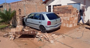 Motorista inabilitado colide veículo contra muro de residência em Patos de Minas e tenta evadir do local Motorista inabilitado colide veículo contra muro de residência em Patos de Minas e tenta evadir do local