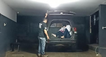 Atirador que abriu fogo e atingiu seis pessoas em porta de boate em Patos de Minas é levado para o presídio Atirador que abriu fogo e atingiu seis pessoas em porta de boate em Patos de Minas é levado para o presídio