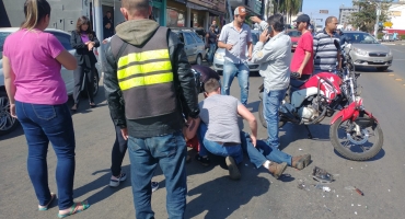 Motoqueiro fica ferido em acidente que condutora de automóvel realizou manobra proibida Motoqueiro fica ferido em acidente que condutora de automóvel realizou manobra proibida