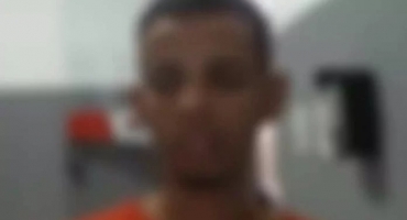 Jovem preso ganha direito à liberdade, mas pede para ficar na prisão até o jantar Jovem preso ganha direito à liberdade, mas pede para ficar na prisão até o jantar