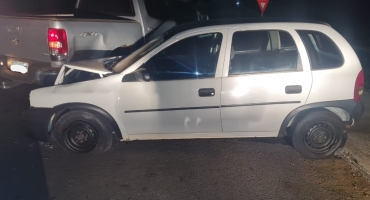 Motorista perde controle direcional e atinge automóvel estacionado no trevo da BR-354 com a LMG-743 em Carmo do Paranaíba Motorista perde controle direcional e atinge automóvel estacionado no trevo da BR-354 com a LMG-743 em Carmo do Paranaíba