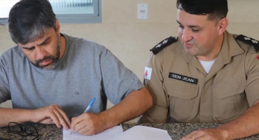 Projeto Olho Vivo – Prefeito assina contrato da instalação de 12 novas câmeras em Carmo do Paranaíba Projeto Olho Vivo – Prefeito assina contrato da instalação de 12 novas câmeras em Carmo do Paranaíba