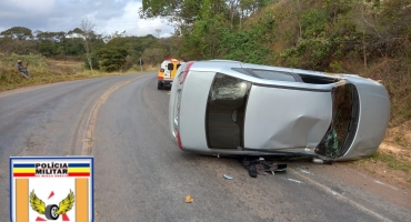 Condutor de 21 anos perde controle direcional e capota veículo na MG-235 no município de São Gotardo Condutor de 21 anos perde controle direcional e capota veículo na MG-235 no município de São Gotardo