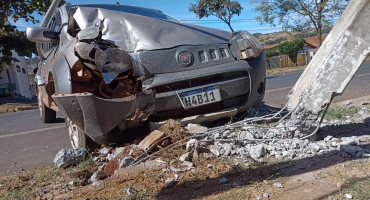 Motorista de 78 anos cochila ao volante e colide contra poste de iluminação pública em Patos de Minas Motorista de 78 anos cochila ao volante e colide contra poste de iluminação pública em Patos de Minas