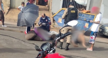 Condutor de motocicleta colide veículo contra caçamba e passageira sofre fratura exposta Condutor de motocicleta colide veículo contra caçamba e passageira sofre fratura exposta