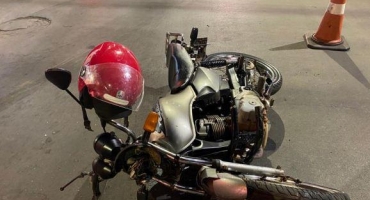Motorista de automóvel avança parada obrigatória e atinge motoqueiro que sofre graves ferimentos Motorista de automóvel avança parada obrigatória e atinge motoqueiro que sofre graves ferimentos