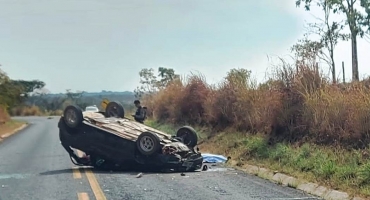Motorista embriagado capota veículo na LMG-740 no município de Lagoa Grande e passageira morre Motorista embriagado capota veículo na LMG-740 no município de Lagoa Grande e passageira morre