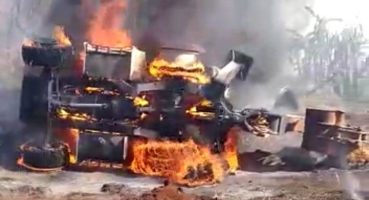 Retroescavadeira da prefeitura de Lagoa Formosa incendeia na zona rural do município Retroescavadeira da prefeitura de Lagoa Formosa incendeia na zona rural do município