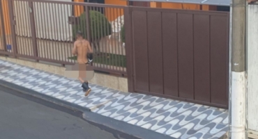 Rapaz com problemas mentais assusta moradores de Patos de Minas ao andar pelas ruas pelado e segurando uma faca 