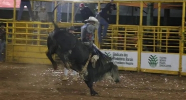 Adriano da Silva de São João das Missões é campeão do rodeio da 40ª Festa da Produção