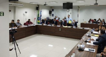 Liminar da justiça suspende o reajuste de 25,23% nos salários dos vereadores de Patos de Minas Liminar da justiça suspende o reajuste de 25,23% nos salários dos vereadores de Patos de Minas