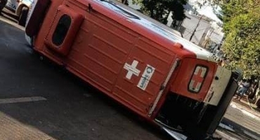 Ambulância tomba após ser atingida por automóvel no centro de Presidente Olegário Ambulância tomba após ser atingida por automóvel no centro de Presidente Olegário