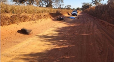 Motoqueiro de 22 anos morre ao atropelar cão e sofrer queda do veículo numa estrada vicinal de Lagoa Grande Motoqueiro de 22 anos morre ao atropelar cão e sofrer queda do veículo numa estrada vicinal de Lagoa Grande