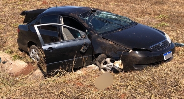 Motorista capota veículo no trevo da BR-365 com a MGC-354 em Patos de Minas Motorista capota veículo no trevo da BR-365 com a MGC-354 em Patos de Minas