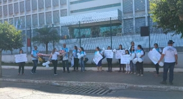 Familiares e amigos fazem manifestação pedindo justiça pela morte de Keila Cristina Miranda Familiares e amigos fazem manifestação pedindo justiça pela morte de Keila Cristina Miranda