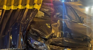 Trailer é destruído por veículo na Avenida JK em Patos de Minas Trailer é destruído por veículo na Avenida JK em Patos de Minas