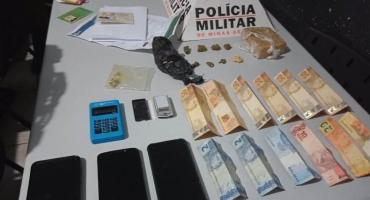 Polícia Militar de Patos de Minas prende foragido da Justiça com drogas no Bairro Jardim Quebec Polícia Militar de Patos de Minas prende foragido da Justiça com drogas no Bairro Jardim Quebec