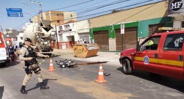 Motoqueiro morre após se envolver em acidente com automóvel no centro de Patos de Minas e cair debaixo de caminhão em movimento Motoqueiro morre após se envolver em acidente com automóvel no centro de Patos de Minas e cair debaixo de caminhão em movimento