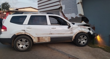 Motorista de 63 anos perde controle direcional e colide veículo contra muro de residência em Carmo do Paranaíba Motorista de 63 anos perde controle direcional e colide veículo contra muro de residência em Carmo do Paranaíba