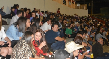 Público comparece para curtir o segundo dia do Festival Anjos da Vida em Patos de Minas 