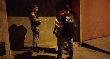 Patos de Minas: mulher se tranca em quarto para fugir do marido, mas é atacada com golpes de faca e morre Patos de Minas: mulher se tranca em quarto para fugir do marido, mas é atacada com golpes de faca e morre