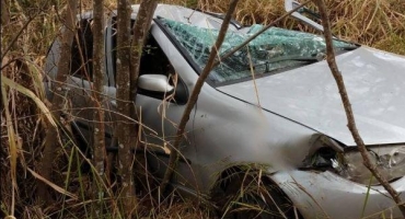 Condutora de 37 anos perde controle e capota veículo na BR-352/354 Condutora de 37 anos perde controle e capota veículo na BR-352/354