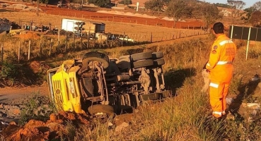 Caminhão tomba após colidir em carreta no entroncamento da BR-365 com MGC-354 em Patos de Minas Caminhão tomba após colidir em carreta no entroncamento da BR-365 com MGC-354 em Patos de Minas