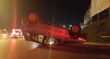 Motorista capota veículo na Avenida JK em Patos de Minas Motorista capota veículo na Avenida JK em Patos de Minas