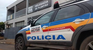Rapaz encontra companheira na cama com colega de trabalho, coloca fogo nas roupas da mulher e acaba preso Rapaz encontra companheira na cama com colega de trabalho, coloca fogo nas roupas da mulher e acaba preso