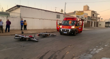Colisão envolvendo duas motocicletas deixa uma pessoa ferida em Patos de Minas Colisão envolvendo duas motocicletas deixa uma pessoa ferida em Patos de Minas